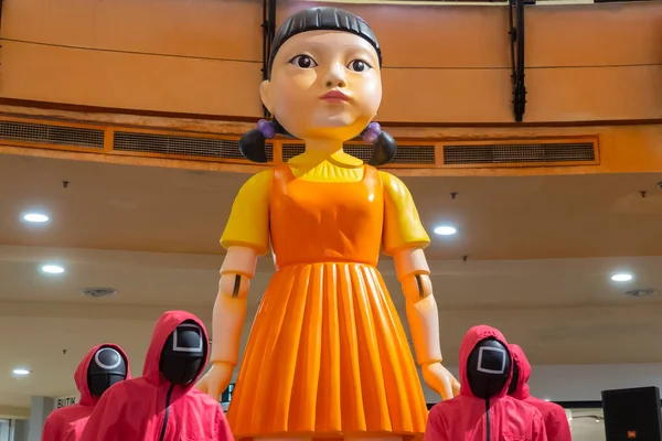 KUALA LUMPUR, MALAYSIA - 31 Ekim 2021: Netflix Show 'un tanıtımı için düzenlenen yol gösterisinde Squid Game' den koruma. Squid Game Güney Kore 'de yayınlanan bir hayatta kalma drama dizisidir.