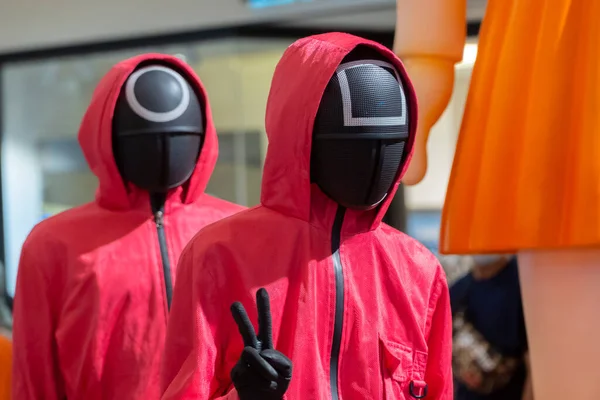 KUALA LUMPUR, MALAYSIA - 31 Ekim 2021: Netflix Show 'un tanıtımı için düzenlenen yol gösterisinde Squid Game' den koruma. Squid Game Güney Kore 'de yayınlanan bir hayatta kalma drama dizisidir.