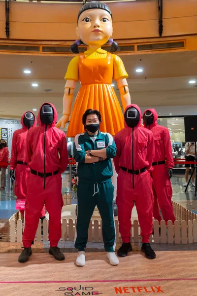 KUALA LUMPUR, MALAYSIA - 31 Ekim 2021: Yeni Netflix şovunun tanıtımı için düzenlenen yol gösterisinde Gardiyan, Oyuncu ve Dev Bebek. Squid Game Güney Kore 'de yayınlanan bir hayatta kalma drama dizisidir.