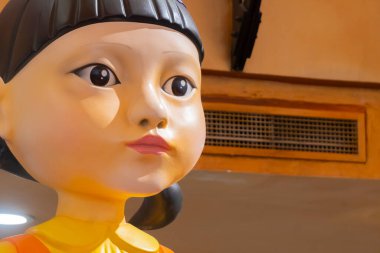 KUALA LUMPUR, MALAYSIA - 31 EKİM, 2021: Yeni Netflix şovunun tanıtımı için yol gösteriminde Squid Game 'den dev bebek. Squid Game Güney Kore 'de yayınlanan bir hayatta kalma drama dizisidir.