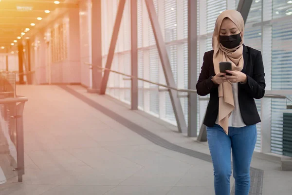 Nieuw Normaal Concept Jonge Maleise Dame Draagt Gezichtsmasker Met Smartphone — Stockfoto