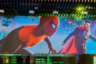 KUALA LUMPUR, MALAYSIA - DEC 7, 2021: Spider-man No Way Home film poster, Örümcek Adam 'ın çoklu evreninin kırılması ve süper kötülerin alternatif gerçekliklerden gelmesine izin veren bu film
