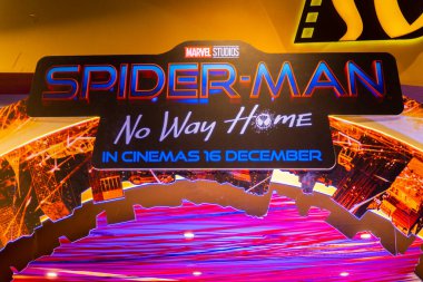 KUALA LUMPUR, MALAYSIA - DEC 7, 2021: Spider-man No Way Home film poster, Örümcek Adam 'ın çoklu evreninin kırılması ve süper kötülerin alternatif gerçekliklerden gelmesine izin veren bu film