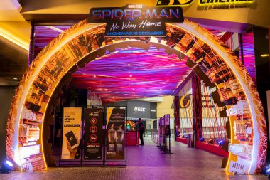 KUALA LUMPUR, MALAYSIA - DEC 7, 2021: Spider-man No Way Home film poster, Örümcek Adam 'ın çoklu evreninin kırılması ve süper kötülerin alternatif gerçekliklerden gelmesine izin veren bu film