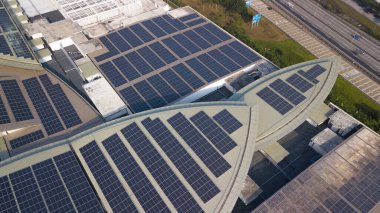 Alternatif elektrik kaynağı güneş panellerinin düzenlenmesi. Güneş çiftliği