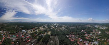 Bukit Changgang, Malezya - 21 Aralık 2021: Altyapı ve konut alanında hasara yol açan selin gerçek görüntüsü. Seçici odak, toz ve tahıl içerir