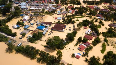 DENGKIL, MALAYSIA - 20 DEC 2021: Dengkil bölgesinin altyapı ve konut alanlarında hasara yol açan sel baskınlarından gerçek görünümü. Seçici odak, toz ve tahıl içerir
