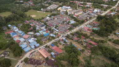 HULU LANGAT, MALAYSIA - 22 DEC 2021: Altyapı ve konut alanındaki hasar nedeniyle sel alanının yakınında trafik yoğunluğu büyük sıkışıklığa neden oluyor. Seçici odak, toz ve tahıl içerir