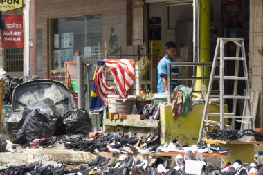 Shah Alam, Malezya - 24 Aralık 2021: Taman Sri Muda Şah Alam, Selangor, Malezya 'daki selden sonra. Kurutulmak üzere yolda bırakılan hasarlı dükkan ögesi