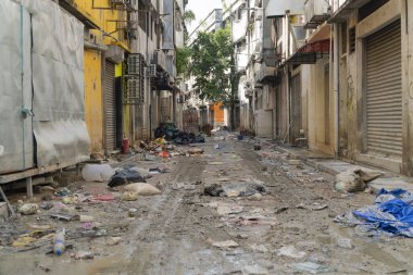 Shah Alam, Malezya - 24 Aralık 2021: Taman Sri Muda Şah Alam, Selangor, Malezya 'daki selden sonra. Yoldaki çamurun temizlenmesi gerek.