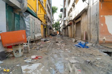 Shah Alam, Malezya - 24 Aralık 2021: Taman Sri Muda Şah Alam, Selangor, Malezya 'daki selden sonra. Yoldaki çamurun temizlenmesi gerek.