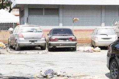 Shah Alam, Malezya - 24 Aralık 2021: Taman Sri Muda Şah Alam, Selangor, Malezya 'daki selden sonra. Hasarlı araba tamamen kayıp durumda