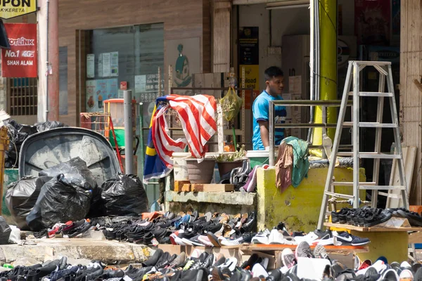 Shah Alam, Malezya - 24 Aralık 2021: Taman Sri Muda Şah Alam, Selangor, Malezya 'daki selden sonra. Kurutulmak üzere yolda bırakılan hasarlı dükkan ögesi