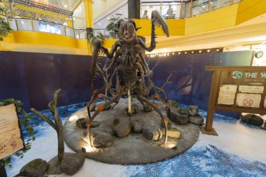 Kuala Lumpur, Malezya - 28 Aralık 2021 Netflix 'deki Myriapod adındaki canavar taklidi. Bu olay, Cadıyı baştan çıkarmanın yeni bir tanıtımıdır.