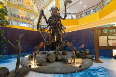 Kuala Lumpur, Malezya - 28 Aralık 2021 Netflix 'deki Myriapod adındaki canavar taklidi. Bu olay, Cadıyı baştan çıkarmanın yeni bir tanıtımıdır.