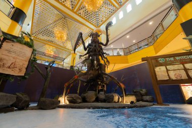 Kuala Lumpur, Malezya - 28 Aralık 2021 Netflix 'deki Myriapod adındaki canavar taklidi. Bu olay, Cadıyı baştan çıkarmanın yeni bir tanıtımıdır.