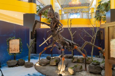 Kuala Lumpur, Malezya - 28 Aralık 2021 Netflix 'deki Myriapod adındaki canavar taklidi. Bu olay, Cadıyı baştan çıkarmanın yeni bir tanıtımıdır.