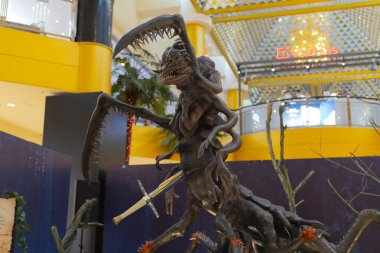 Kuala Lumpur, Malezya - 28 Aralık 2021 Netflix 'deki Myriapod adındaki canavar taklidi. Bu olay, Cadıyı baştan çıkarmanın yeni bir tanıtımıdır.