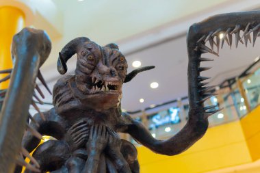 Kuala Lumpur, Malezya - 28 Aralık 2021 Netflix 'deki Myriapod adındaki canavar taklidi. Bu olay, Cadıyı baştan çıkarmanın yeni bir tanıtımıdır.