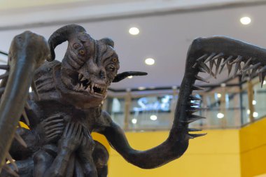 Kuala Lumpur, Malezya - 28 Aralık 2021 Netflix 'deki Myriapod adındaki canavar taklidi. Bu olay, Cadıyı baştan çıkarmanın yeni bir tanıtımıdır.