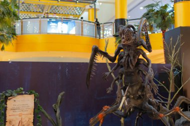 Kuala Lumpur, Malezya - 28 Aralık 2021 Netflix 'deki Myriapod adındaki canavar taklidi. Bu olay, Cadıyı baştan çıkarmanın yeni bir tanıtımıdır.