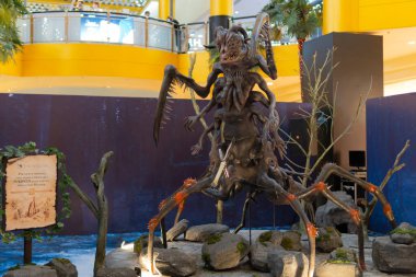 Kuala Lumpur, Malezya - 28 Aralık 2021 Netflix 'deki Myriapod adındaki canavar taklidi. Bu olay, Cadıyı baştan çıkarmanın yeni bir tanıtımıdır.