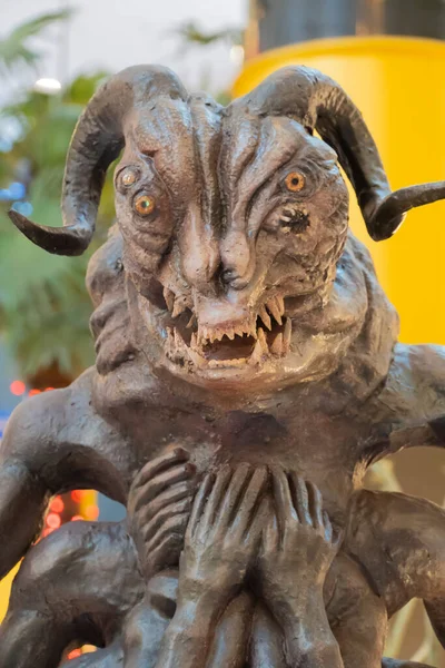 Kuala Lumpur, Malezya - 28 Aralık 2021 Netflix 'deki Myriapod adındaki canavar taklidi. Bu olay, Cadıyı baştan çıkarmanın yeni bir tanıtımıdır.