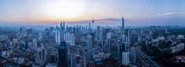 Kuala Lumpur 'un sabahki manzara panoramik manzarası tüm benzersiz modern binaları içerir.