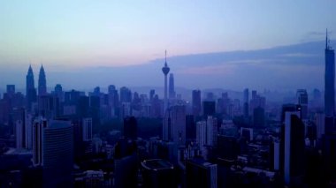 Kuala Lumpur 'un sabah mavi saatlerdeki 4K görüntüsü.