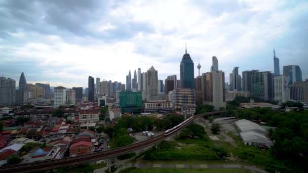 クアラルンプールの4K映像 マレーシアの都市の昼と夜への移行 — ストック動画