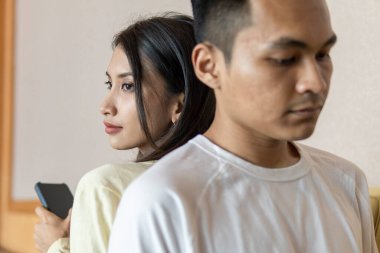 İlişki anı: Genç çift birbirleriyle konuşmuyor. Akıllı telefon kullanmakla meşguller.