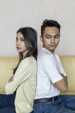 İlişki anı: genç çiftin birbirleriyle konuşmamaları.