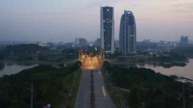 Putrajaya, Malezya 'daki modern eşsiz binanın hızlandırılmış görüntüleri