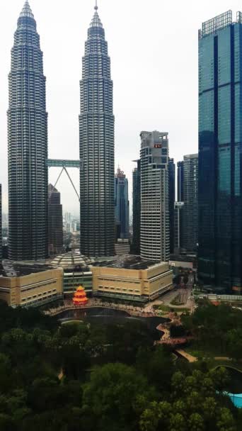 Kuala Lumpur Malásia Fevereiro 2022 Filmagem Vertical Edifício Único Moderno — Vídeo de Stock