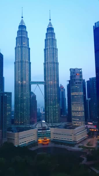 Kuala Lumpur Malasia Febrero 2022 Imágenes Verticales Del Moderno Edificio — Vídeos de Stock