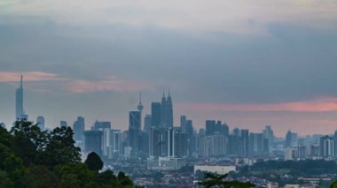 Bulutlu ve günbatımı anında Kuala Lumpur, Malezya şehri