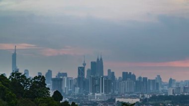 Bulutlu ve günbatımı anında Kuala Lumpur, Malezya şehri