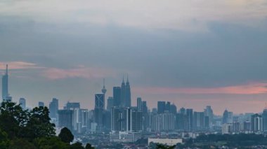 Bulutlu ve günbatımı anında Kuala Lumpur, Malezya şehri