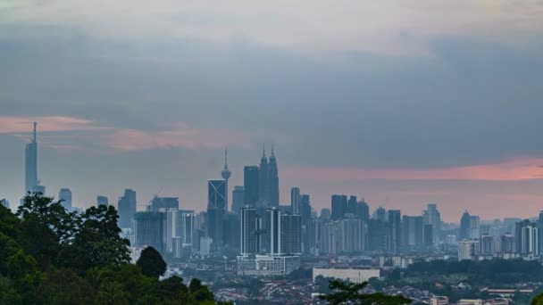 マレーシアのクアラルンプールの都市景観曇りと日没の瞬間 — ストック動画