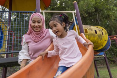 Aile zamanı genç anne ve kızı parkta.