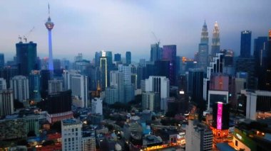 Kuala Lumpur, Malezya - 4 Mart 2022: Kuala Lumpur kentinin güneş doğuşu ve gün ışığı görüntüsü