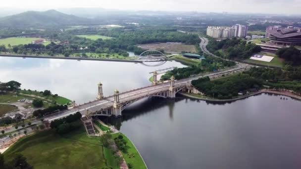 Kuala Lumpur Malaysia Maret 2022 Rekaman Udara Jembatan Yang Unik — Stok Video