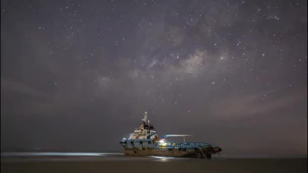 Samanyolu Galaksisi Nin Arka Planında Dalgalar Çekildiği Sırada Kıyıda Mahsur — Stok video