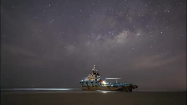 Időapszis Felvételek Tejút Galaxis Hátterű Apálykor Parton Rekedt Hajóról Felvétel — Stock videók