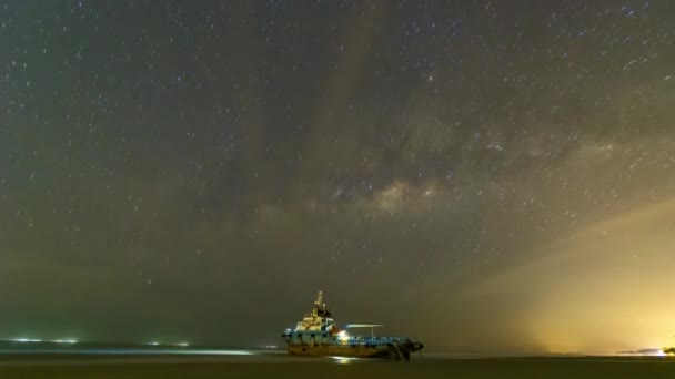 Timelapse Beelden Van Stranded Boat Kust Bij Met Melkwegstelsel Achtergrond — Stockvideo