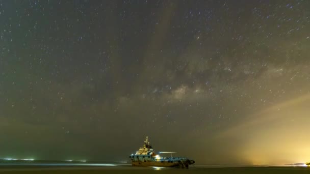 Timelapse Materiał Filmowy Osieroconą Łodzią Brzegu Podczas Odpływu Tle Galaktyki — Wideo stockowe