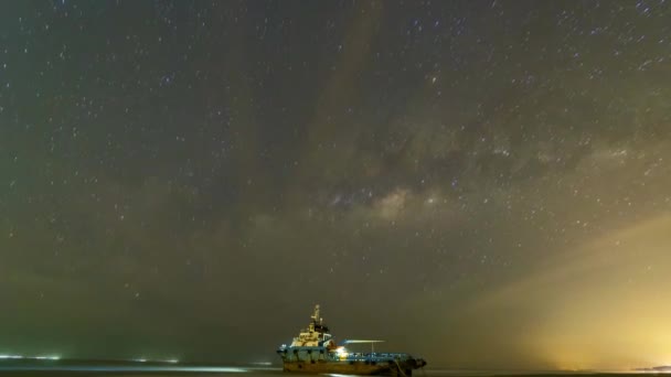 Timelapse Bilder Stranded Båt Stranden Lågvatten Med Vintergatan Galax Bakgrund — Stockvideo