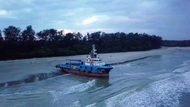 マレーシア パハン州クアンタン2022年3月9日 午前中に曇りの日の出と海岸での屋形船の空中映像 — ストック動画
