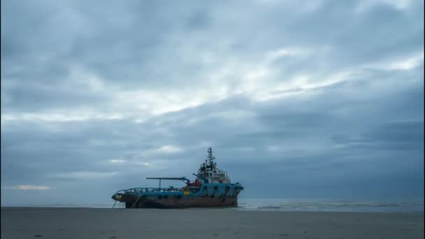 マレーシア パハン州クアンタン2022年3月9日 午前中の曇りの日の出と海岸での屋形船のタイムラプス映像 — ストック動画