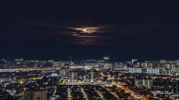 Tempo Lapso Imagens Lua Cheia Subindo Sobre Luz Urbana Cidade — Vídeo de Stock